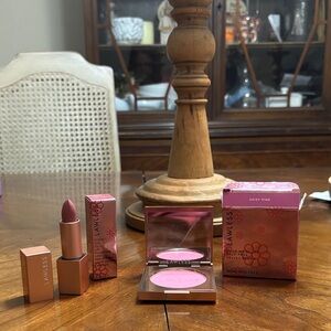 LAWLESS Daisy Pink Blush and Lipstick in shade Little Lady Daisy